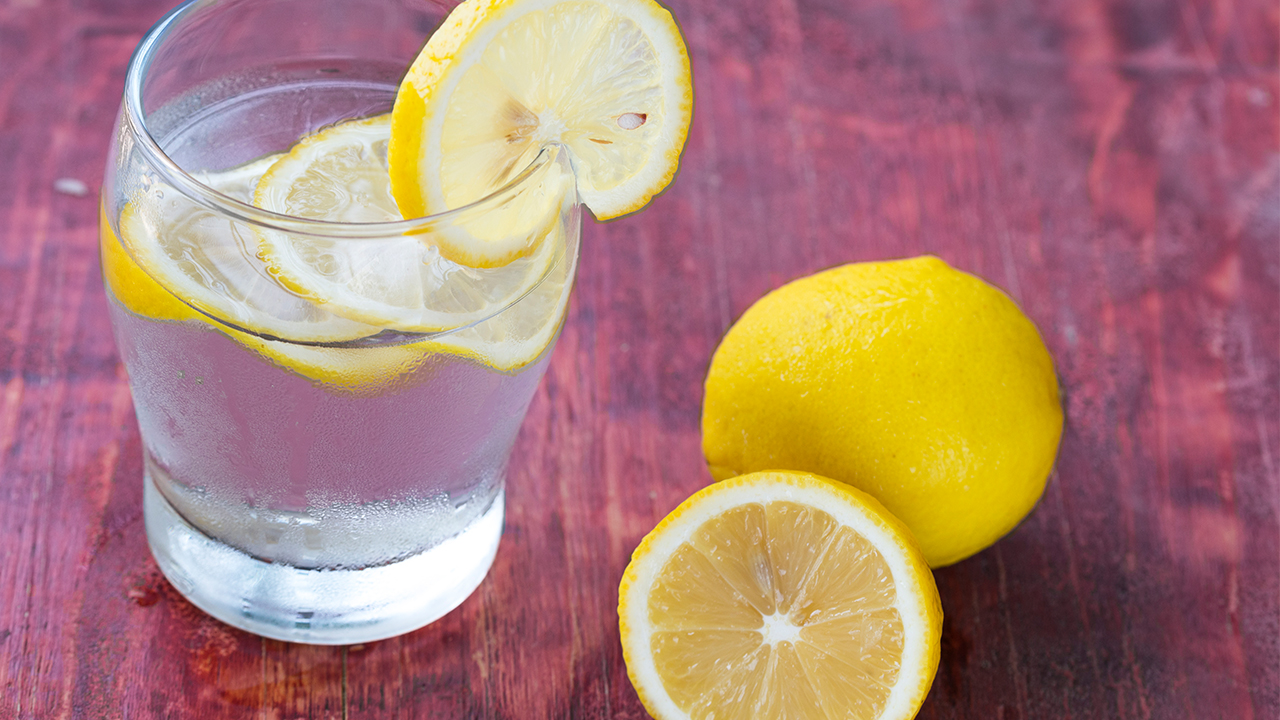 檸檬水能洗臉嗎？檸檬水的功效是什么
