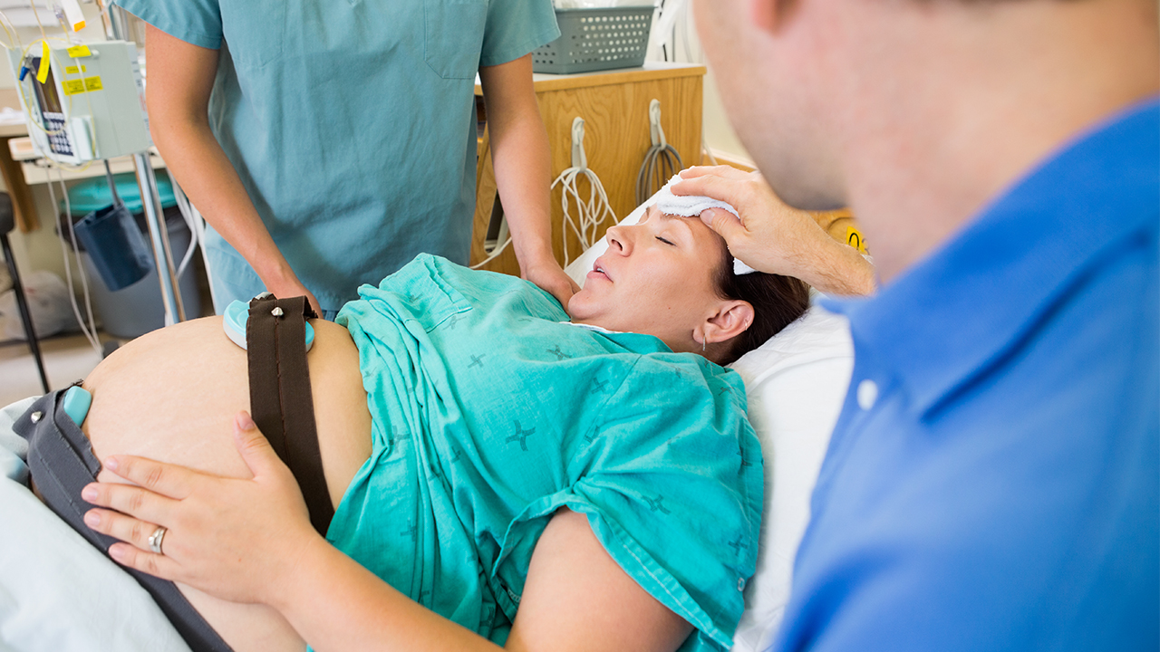 女性產(chǎn)后脫發(fā)嚴(yán)重怎么辦？女性該如何才能預(yù)防產(chǎn)后脫發(fā)？