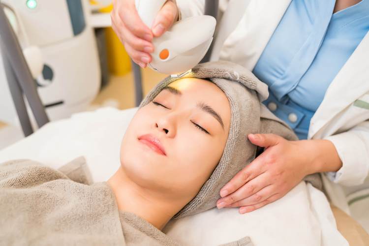 祛痘去油護(hù)膚品套裝男款（男士祛痘控油產(chǎn)品排行榜第一）